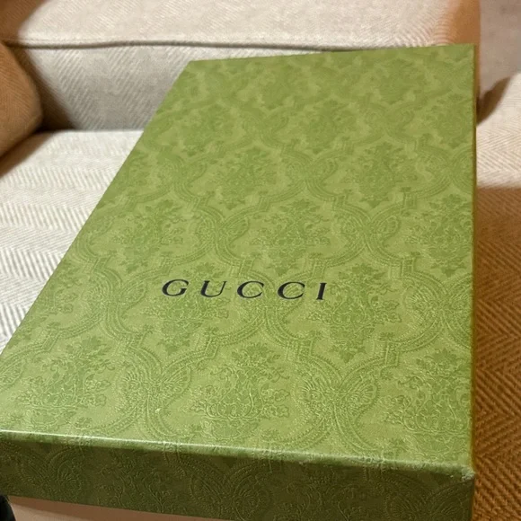 Gucci Black Loafers with Gold Emblem - Picture 7 of 10